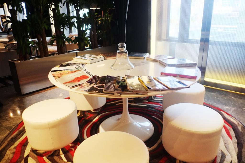 The Mira Hong Kong Hotel Екстериор снимка A table and stools in a lounge at Beijing Capital International Airport