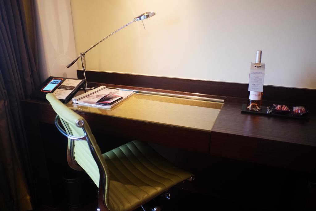 The Mira Hong Kong Hotel Екстериор снимка A desk lamp