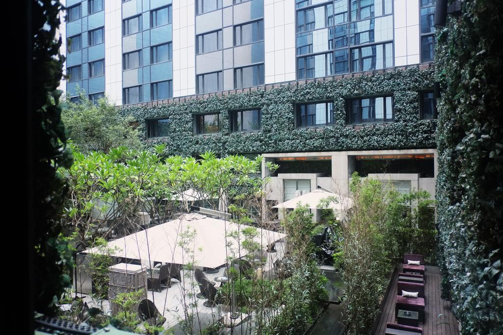 The Mira Hong Kong Hotel Екстериор снимка The hotel's courtyard
