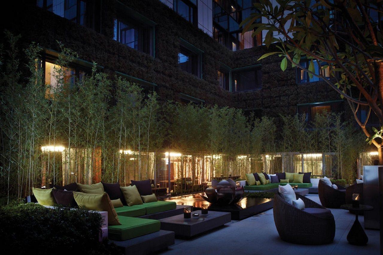 The Mira Hong Kong Hotel Екстериор снимка The courtyard at night